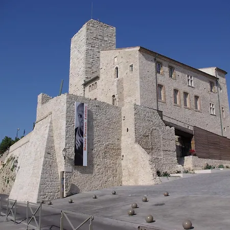 Vauban Superbe T2 Avec Vue Port De Gamme Clim Parking Prive Wi-fi * Antibes