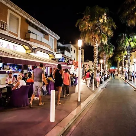 Vauban Superbe T2 Avec Vue Port De Gamme Clim Parking Prive Wi-fi Antibes